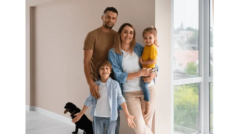 Familia tranquila tras contratar su seguro de vida